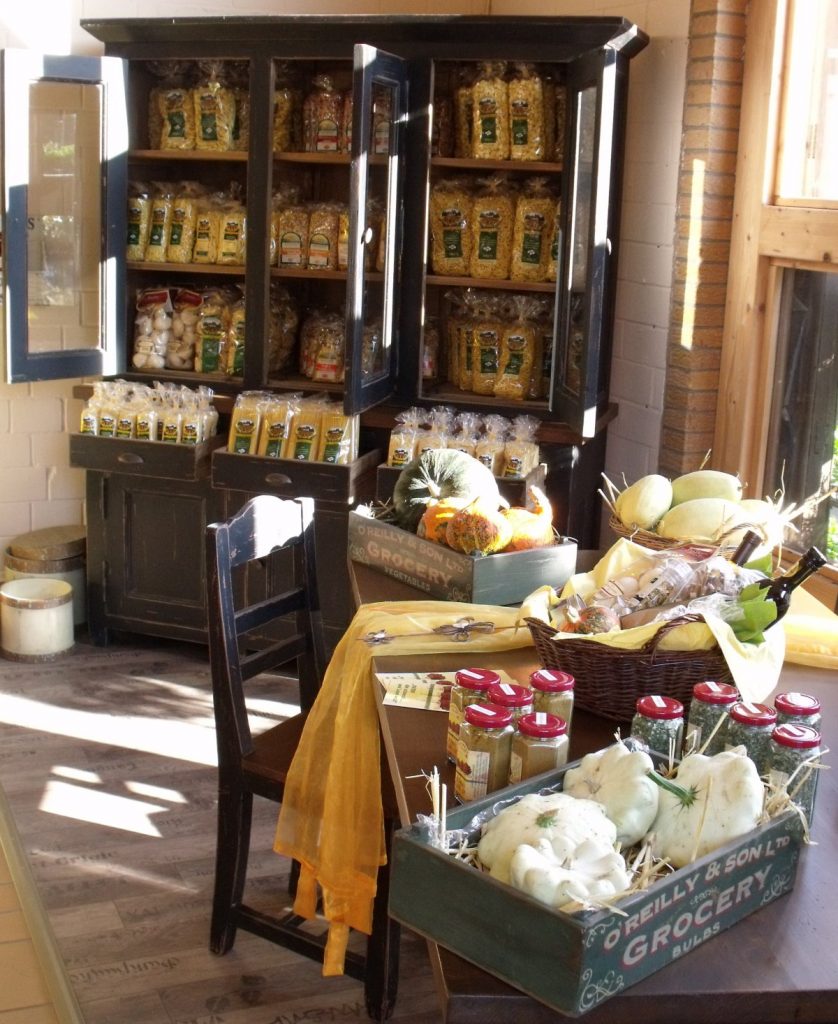 diedrichs_Inneneinrichtung_Feinkost-Scheune-838×1024