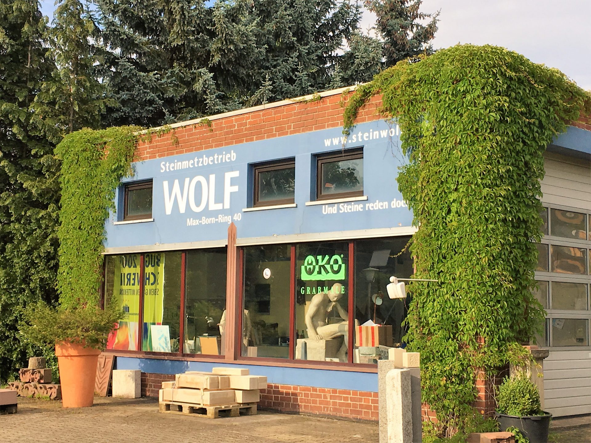 steinmetz_meisterbetrieb_wolf_Frontansicht_Gebaeude_Steinmetz_Wolf-1