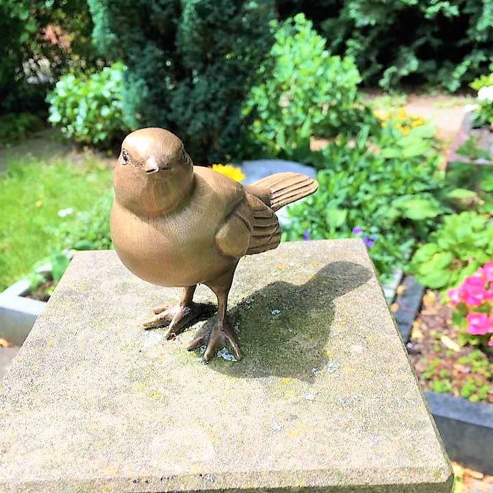 steinmetz_meisterbetrieb_wolf_Grabplatte_mit_Vogel_heller